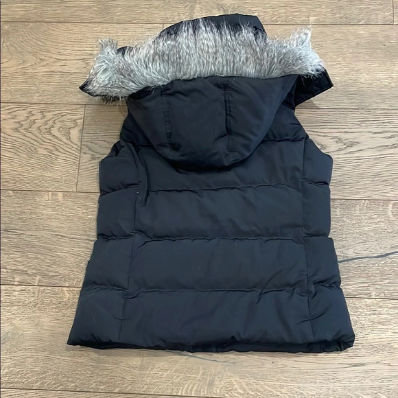 Talbots Black Puffer Vest Removable Faux Fur Hood Down Filled Pockets Small - Picture 3 of 10